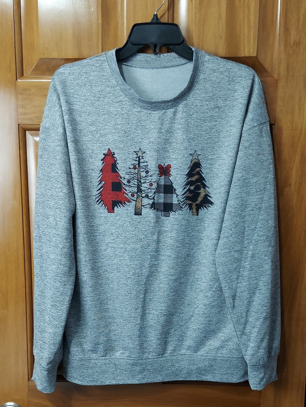 🆕 Festive Trees Design Heather Gray Silky Top, Lightweight, Size Large, NWOT▪︎